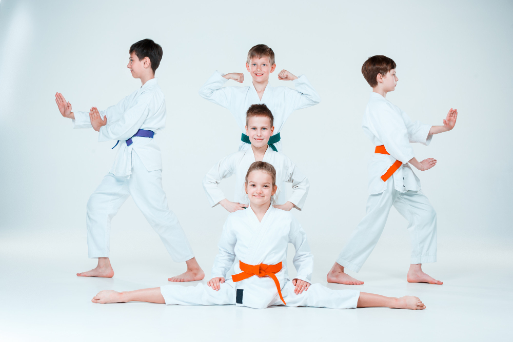 Enfants en tenue de judo